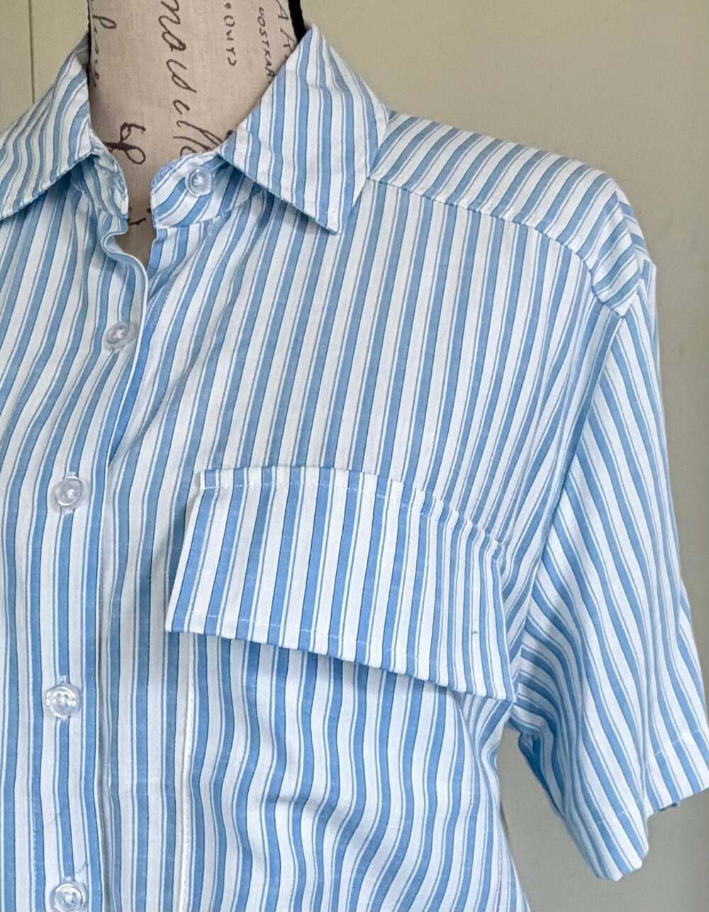 Dizzy Lizzy Blue and White Striped Cropped Button Down Camp Shirt Medium